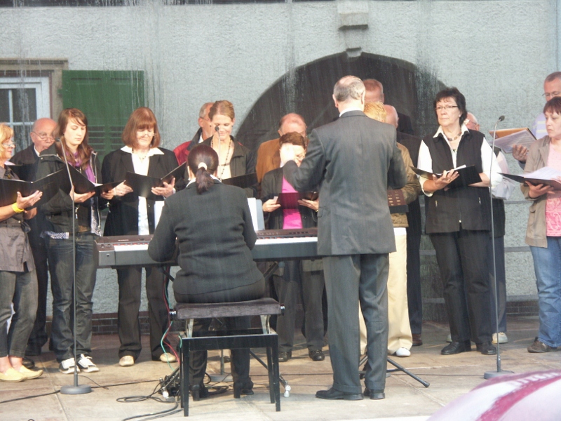 07.06.2009: Chor beim Maifest in Zwingenberg